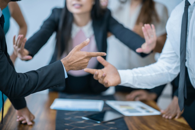 Perbedaan Litigasi dan Non Litigasi